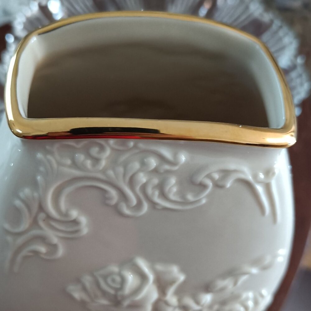 New In Box Vintage 1970s Lenox Fine Porcelain Vase. Embossed With Gold Rim - Picture 9 of 9